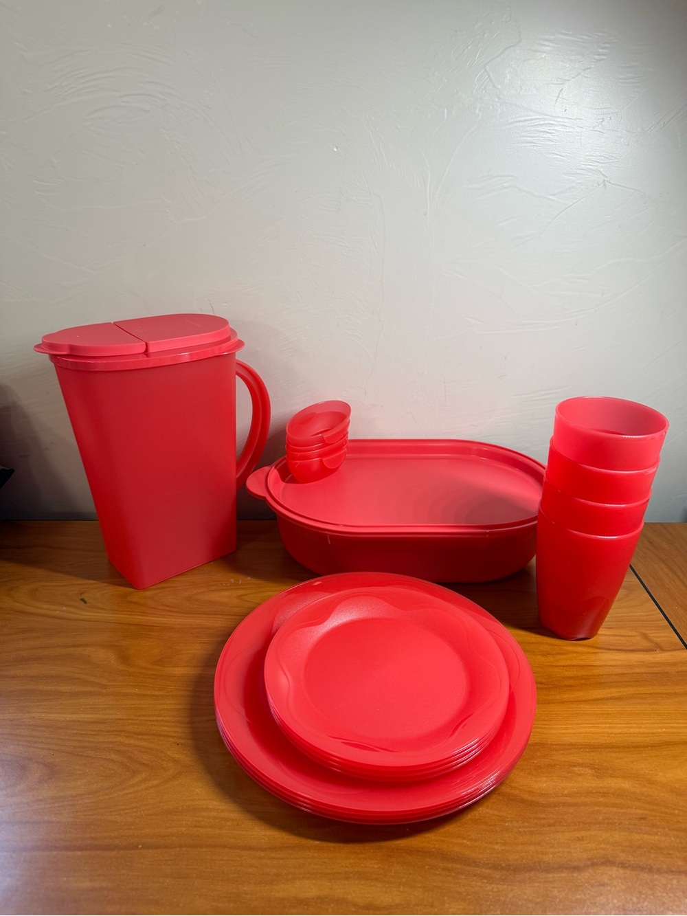 New 20 Piece Tupperware Outdoor Dining Serving Set Pink Plastic Picnic Summer
